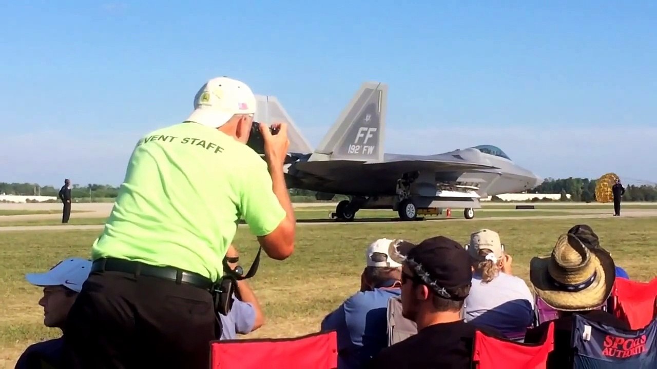 F-22 Raptor with Harrier Jet VTOL Maneuvers