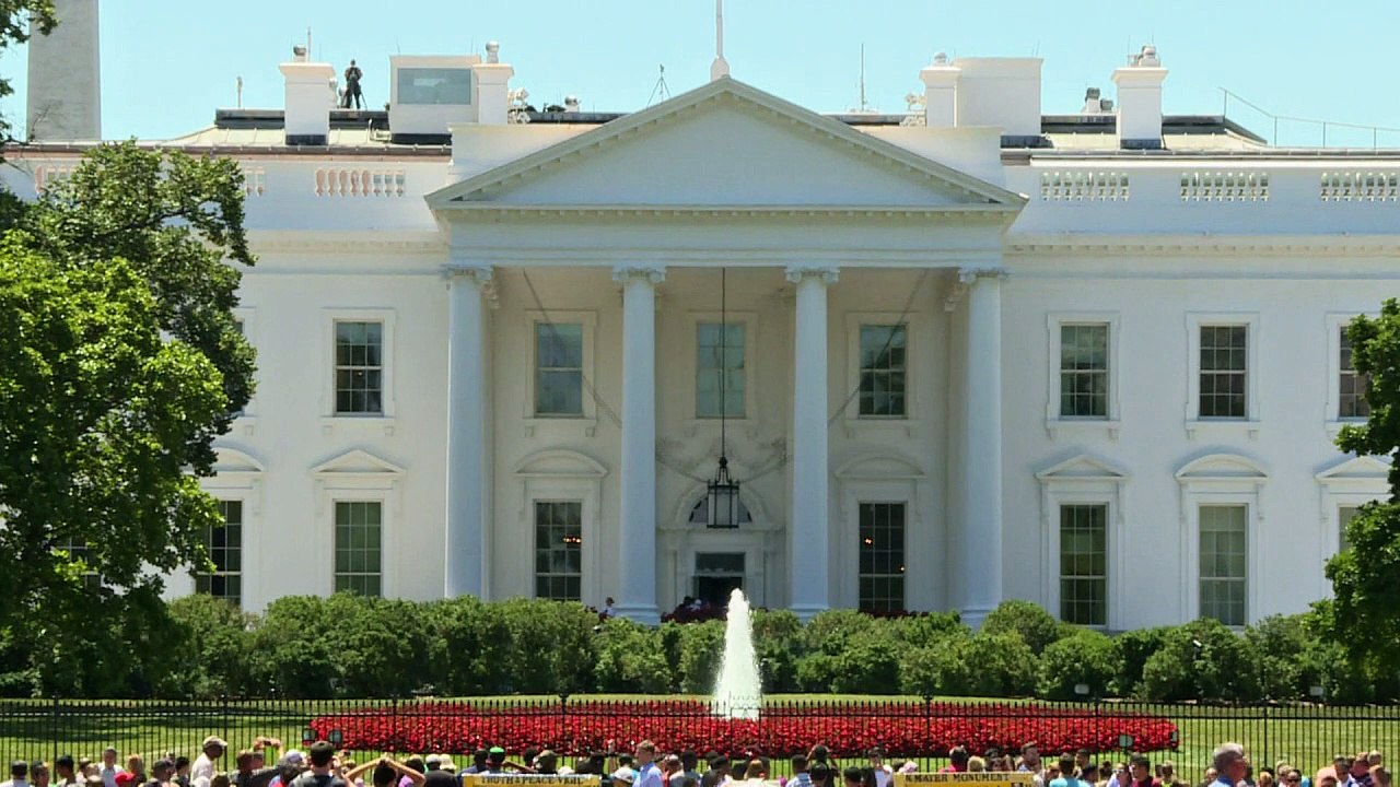 Obama orders US to admit 10,000 Syrian refugees