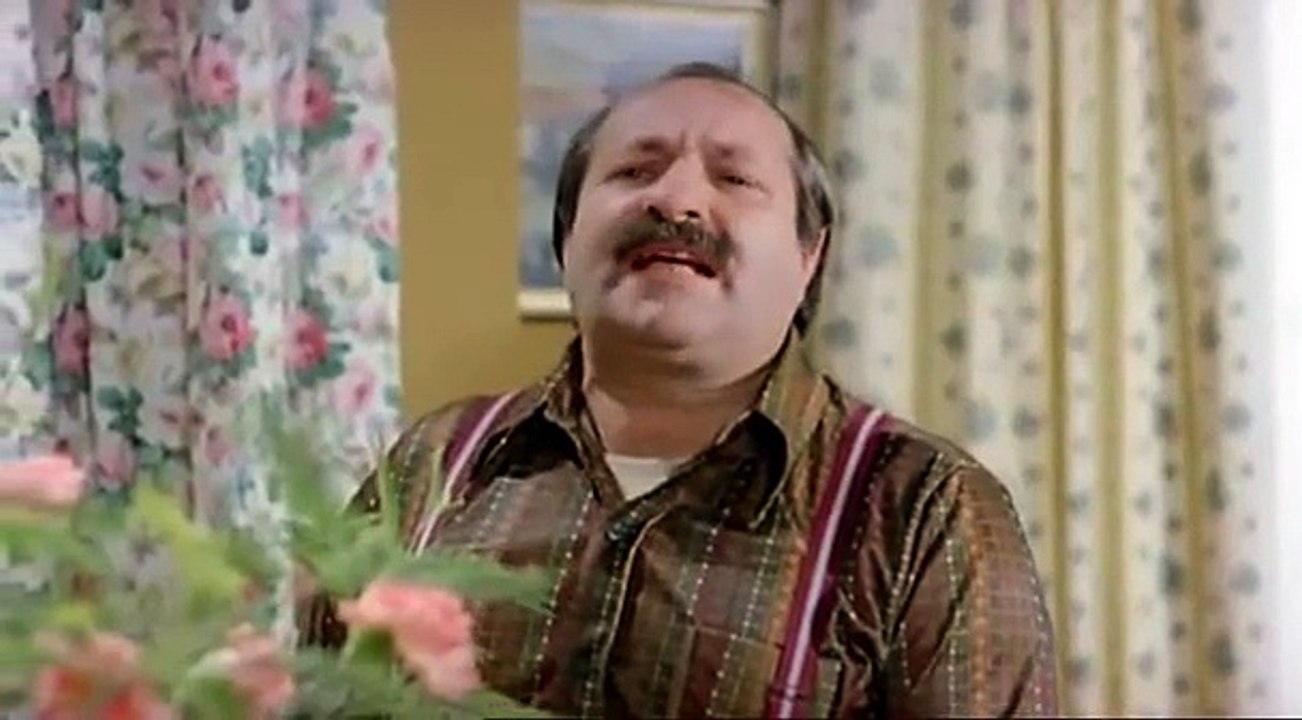 VIENI AVANTI CRETINO (Lino Banfi) ...a casa del cugino Gaetano