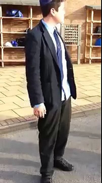 Mesut Ozil gum trick!