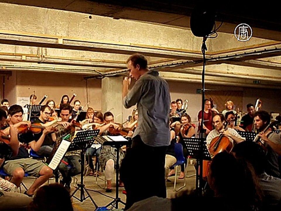 Ближе к людям: оркестр дает концерты на автостоянке