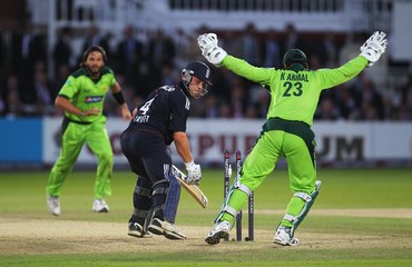 Shahid Afridi Fooled Jonathon Trott - Clean Bowled With Beauty Delivery