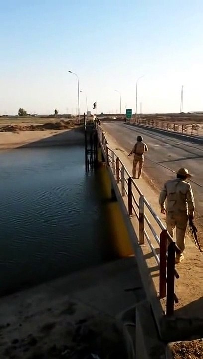 Peshmerga vs ISIS facing each other, few meters between them  (English)