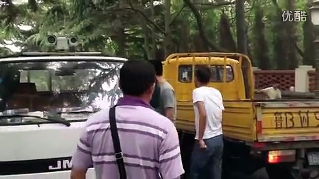 视频: 实拍青岛小哥骂城管