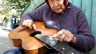 old lady playing the light bulb slide blues in russia