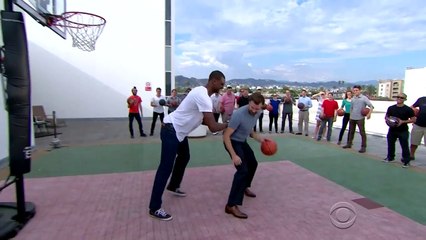 Video herunterladen: Le joueur de NBA Chris Bosh vs. The Late Late Show Staff