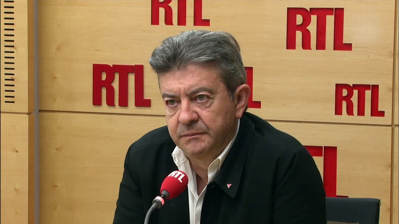 François Hollande "vient avec l'habituel pistolet FN pour le mettre sur la tempe de tout le monde", dit Jean-Luc Mélenchon