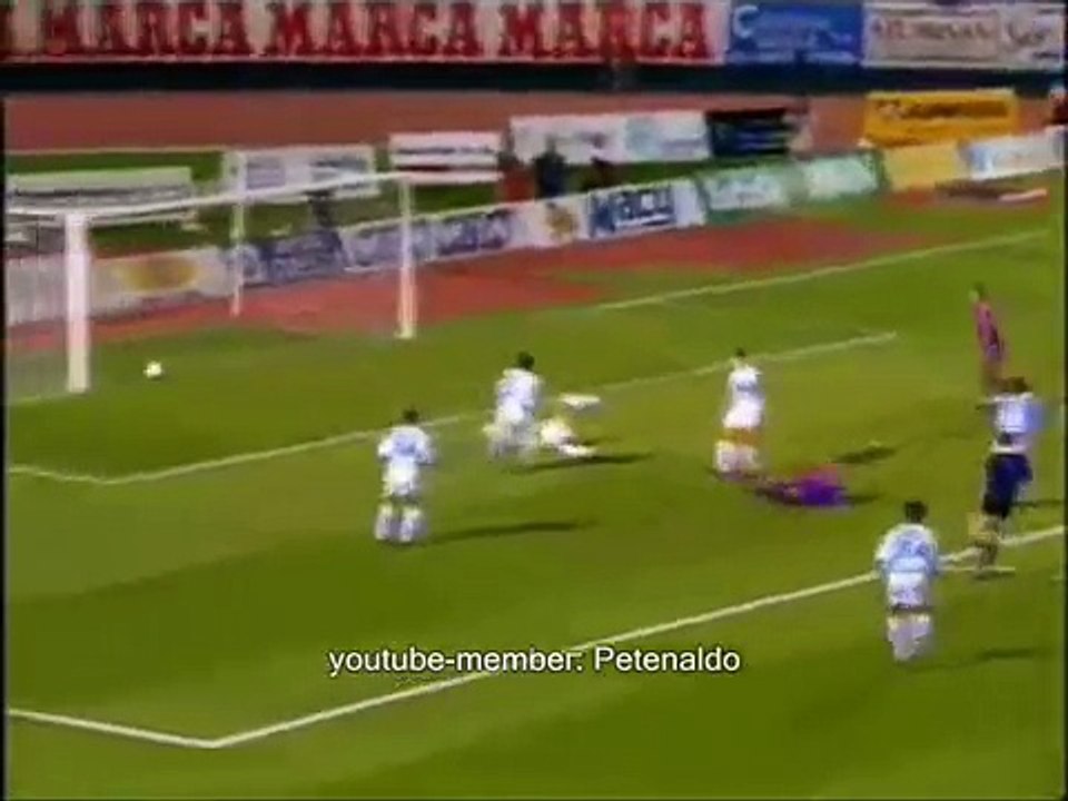 RONALDO ◄ Runs off the whole defence ► BARCELONA Compostela