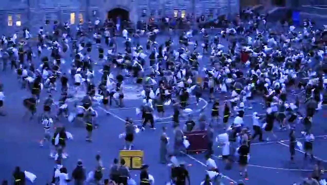 Toutes ces personnes sont venues avec leur coussin pour une raison commune ...