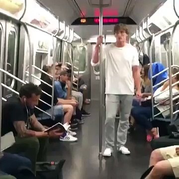 Ce type fait peur à des gens dans des endroits insolites. Regardez comment !