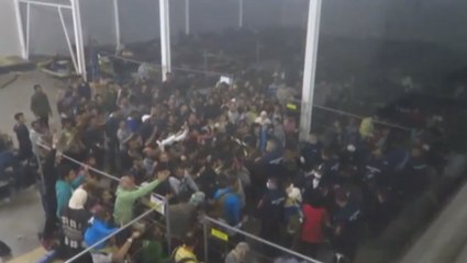 En Hongrie, des réfugiés nourris de manière inhumaine par des policiers