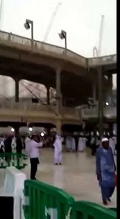 لحظة  سقوط الرافعة على الحجاج  في مكة المكرمة