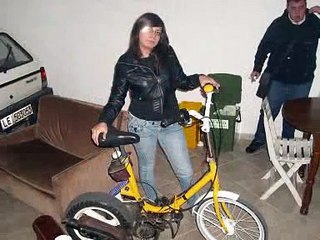 GRAZIELLA CON BLOCCO DI SCOOTER MINARELLI....