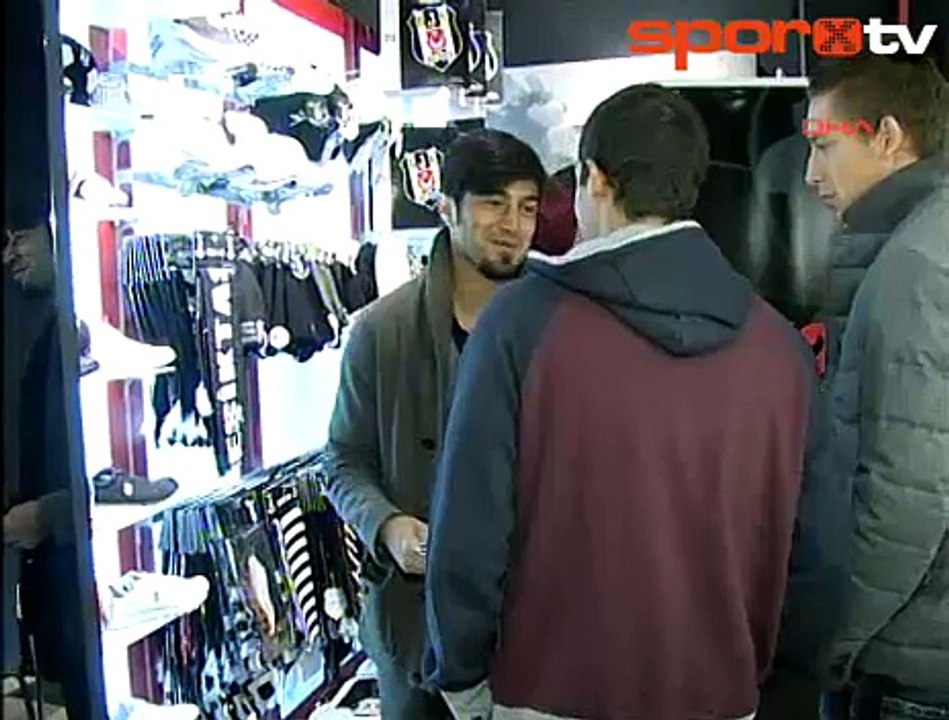 Beşiktaşlı futbolcular mağaza açılışında