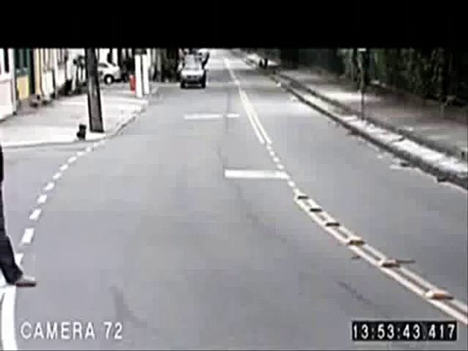 Malaikat Penyelamat Terekam CCTV 2015. Penampakan Hantu?