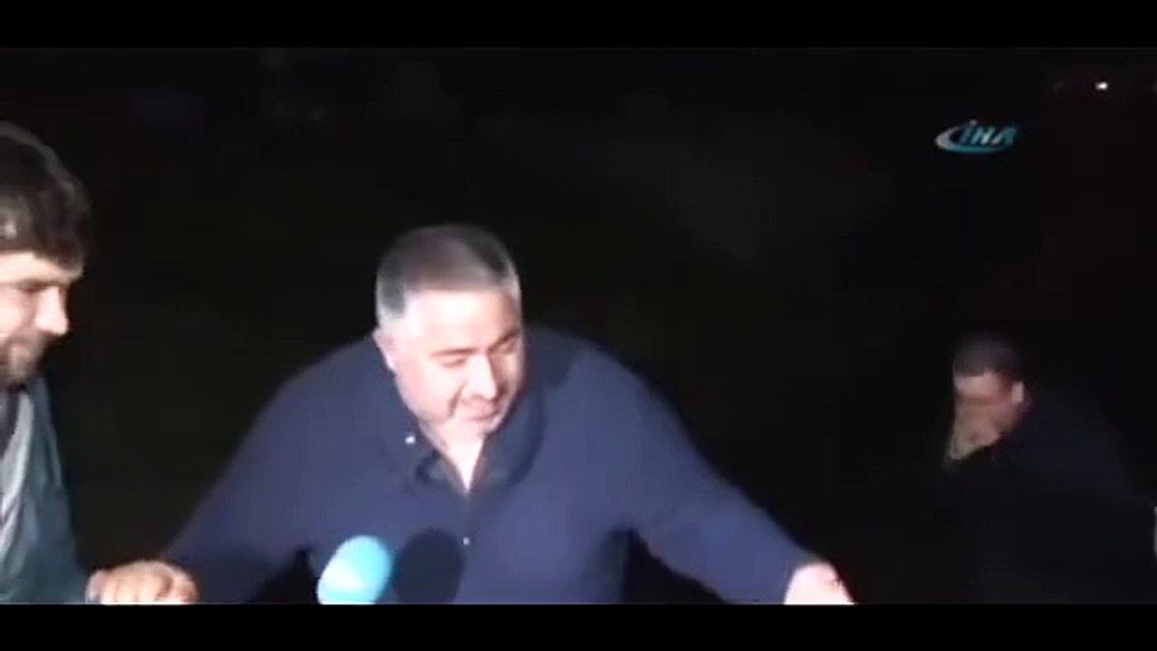 Aracı Sulara Gömülen Adamın Şuursuz Kahkahaları