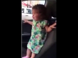 Horonu Duyunca Ağlamayı Bırakıp Oynayan Çocuk