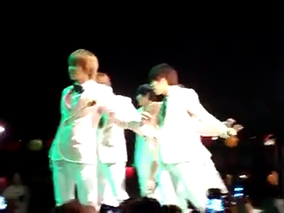 Crazy fan grabs onto Dongwoo's leg during performance