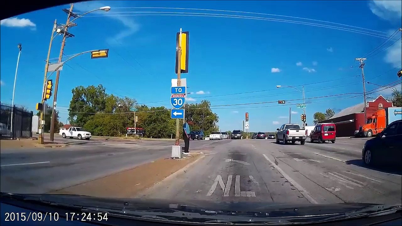 Guy decided to do Martial Arts at a Crosswalk in the middle of driving cars!