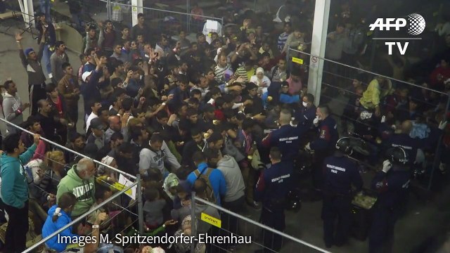 La police hongroise filmée jetant de la nourriture aux migrants