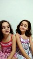 As gêmeas Marina e Sofia cantando Sia