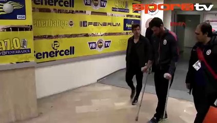 Hakan Balta koltuk değnekleriyle stattan ayrıldı