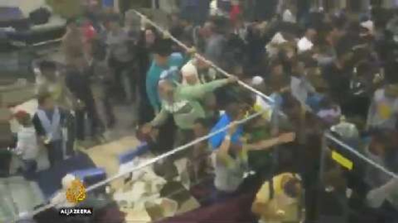 Hungarian police feeding refugees "likes animals in a pen"