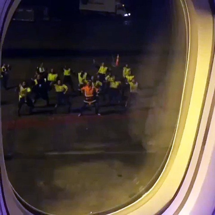 Quand le personnel de l'aéroport encourage les All Blacks avec un haka