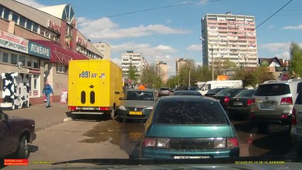 3 Ruskich mężczyzn zaatakowało samochód