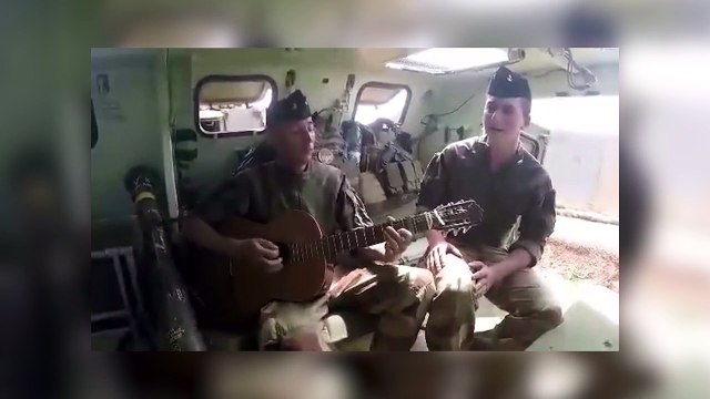 Ces deux soldats français chantent leur mal du pays et font un carton