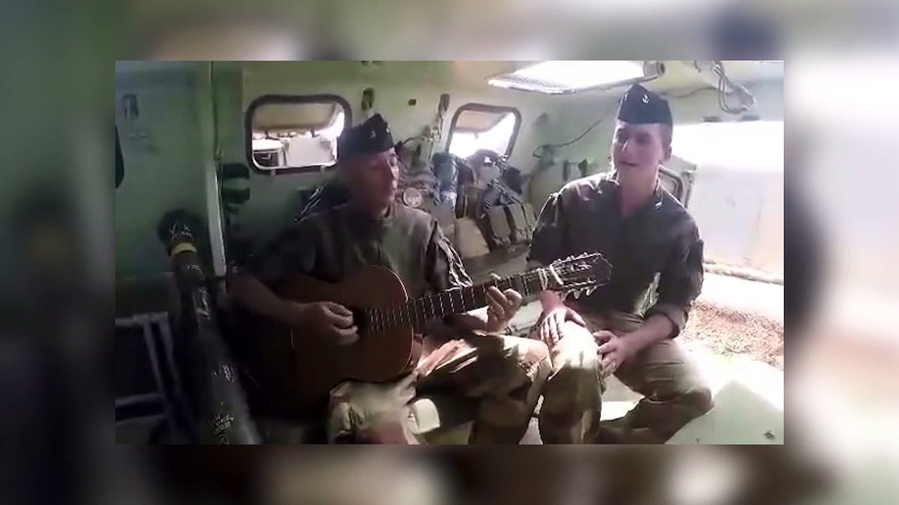 Ces deux soldats français chantent leur mal du pays et font un carton