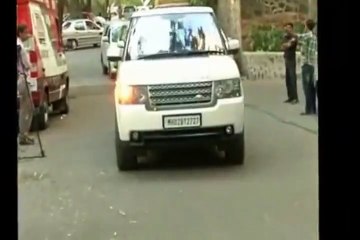 salman khan spotted at sanjay dutt's house to show his support