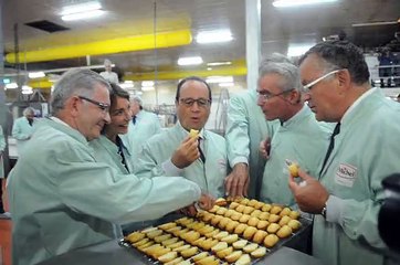 François Hollande dégustant une madeleine à la biscuiterie Saint-Michel de Contres