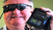 Peter Lane cieco da 30 anni ora vede il mondo con il primo occhio bionico