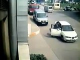 في تركيا المسلمة .. اعتداء على فتاة في الشارع .Assault and hit a girl in the street in Turkey