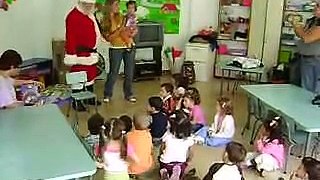 EnTrineo.com - Santa entrega regalos en el Preescolar Candil