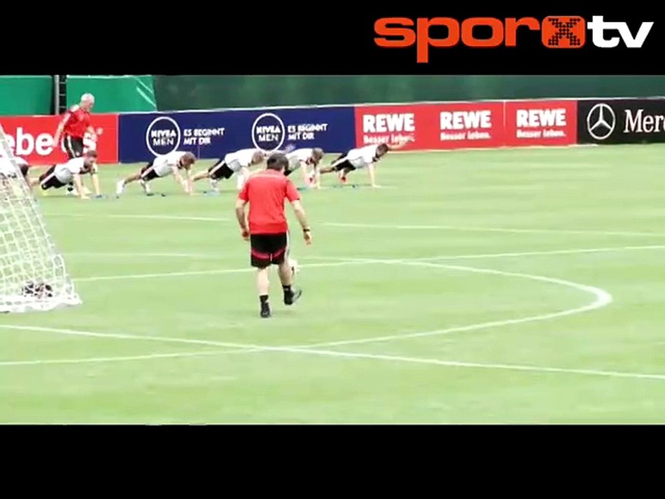 Joachim Löw'den futbol tekniği dersleri!