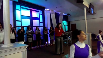 Mujeres adoradores ministrando en la musica