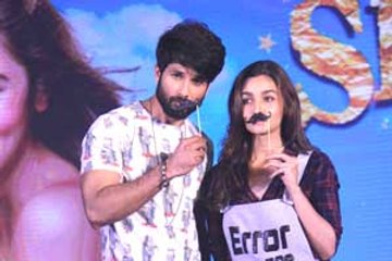 Shahid & Alia at the Shaandaar launch of 'Gulaabo'!
