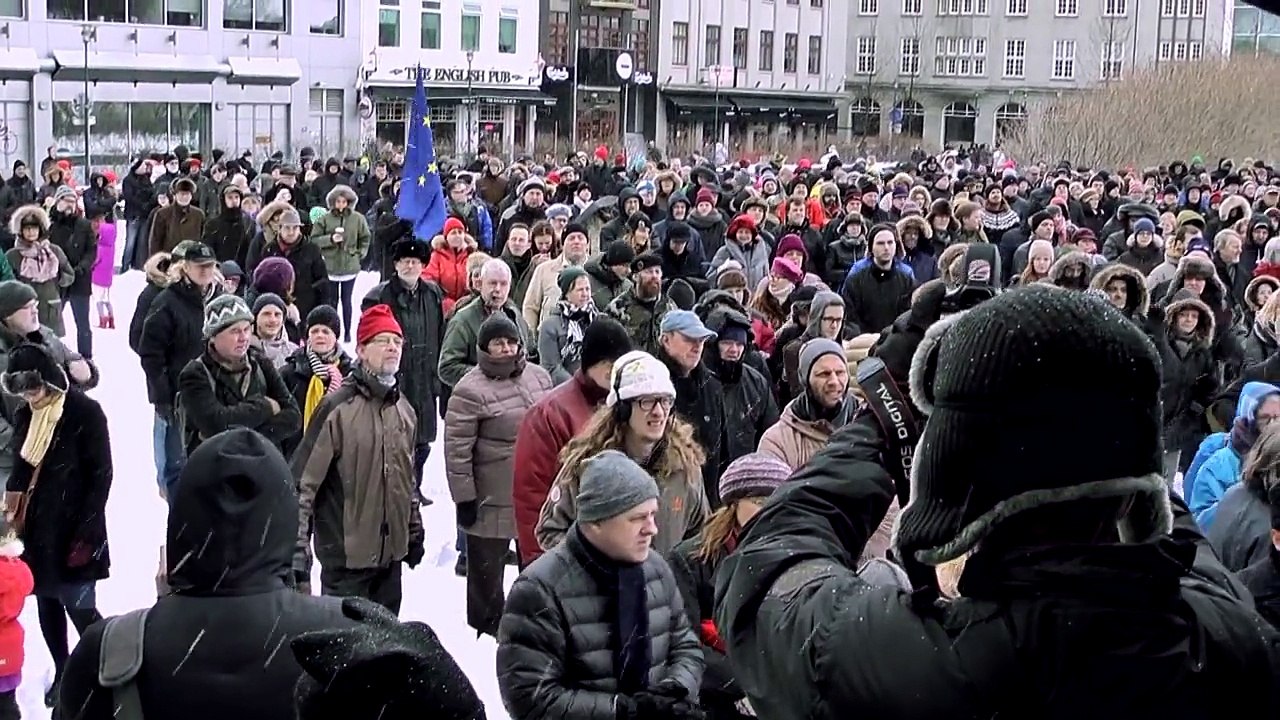 Jón Kalman flytur ræðu á Austurvelli 8. mars 2014