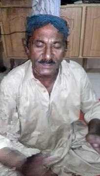 Famous Artist of Khairpur Mirs Mr Sultan Soomro is singing a pashto song with tipically action.