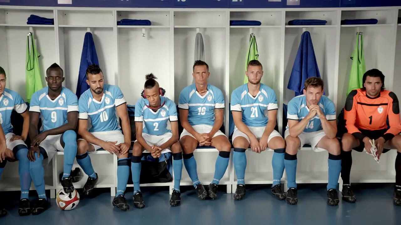 Carla Bruni se reconvertit en coach de foot pour une publicité