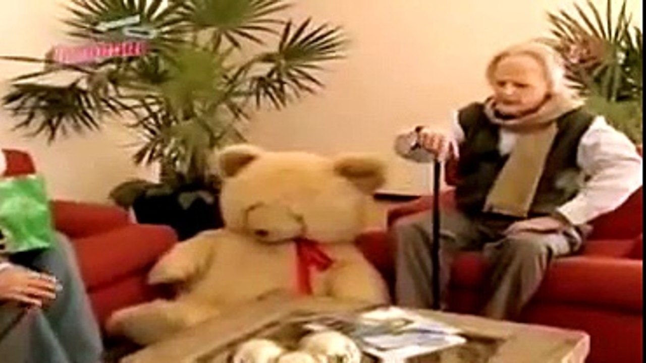 Que alguien mate al abuelo - La oficina parte 1