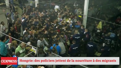 Hongrie: des policiers jettent de la nourriture à des migrants