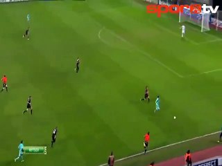 Messi rakibinin içinden geçti!