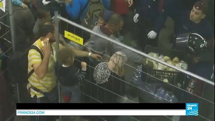 Images choquantes - Des policiers lancent du pain à des migrants dans un camp en Hongrie