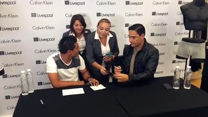 Le roban besos a Osvaldito y a Moi y se ponen 'colorados'