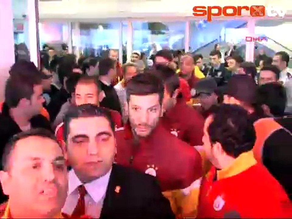 Avrupa Fatihi Galatasaray meşalelerle karşılandı!