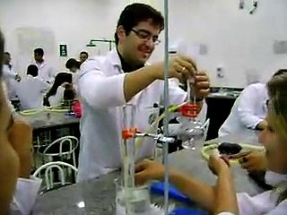 Laboratorio de quimica...Pode ser mto perigoso..
