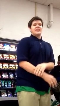 Un jeune blanc improvise un freestyle devant des blacks... Leçon de RAP!